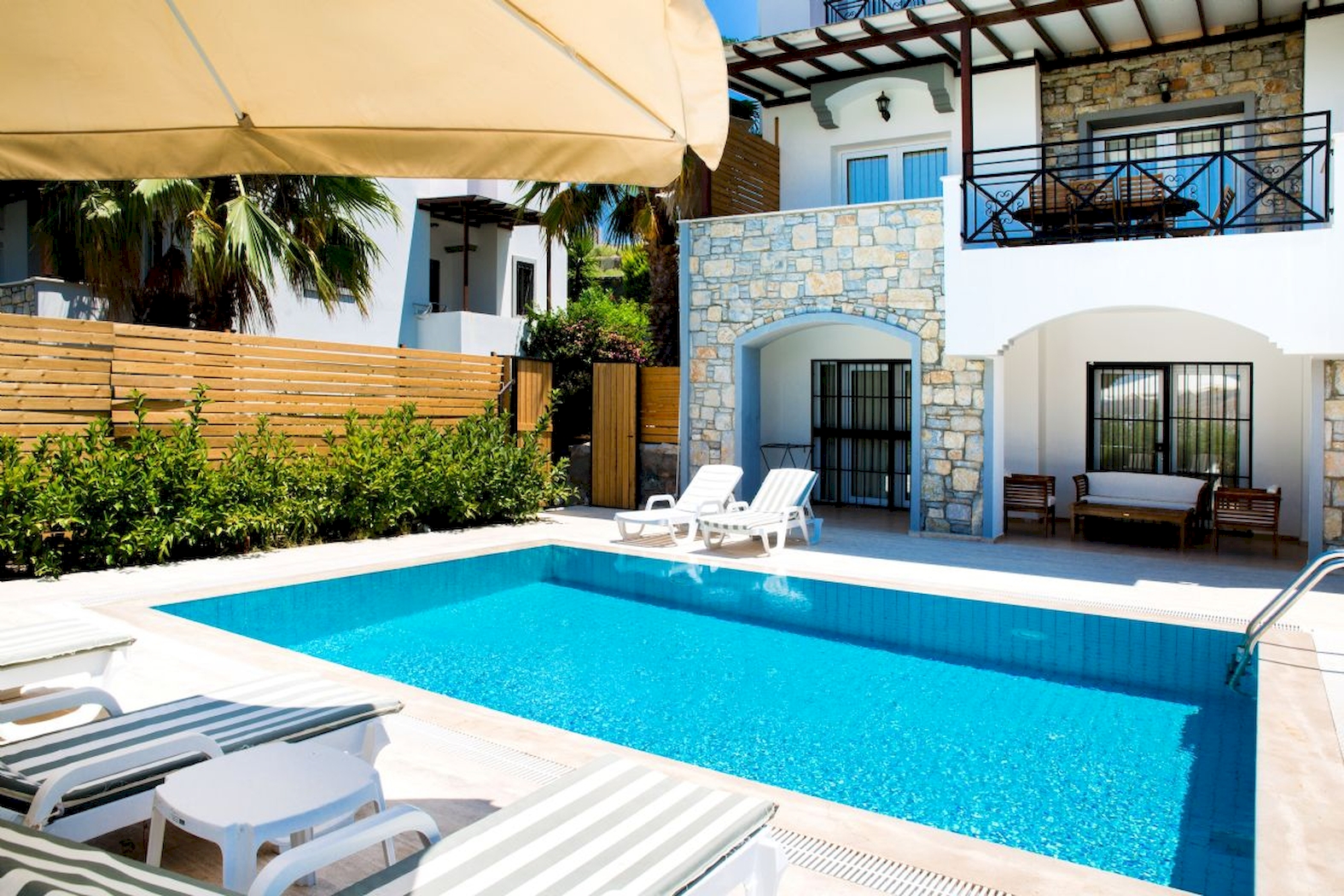 BODRUM BİTEZ'de 4 odalı Özel Havuzlu Bahçeli Deniz Manzaralı Kiralık Yazlık Villa